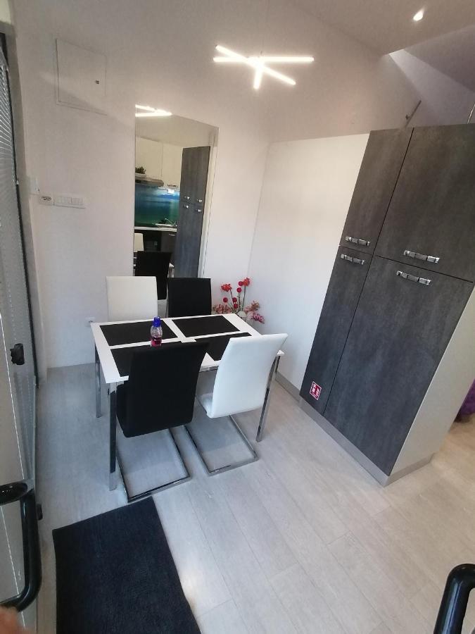 Apartment Rose By The Beach & Tennis Courts Сплит Екстериор снимка