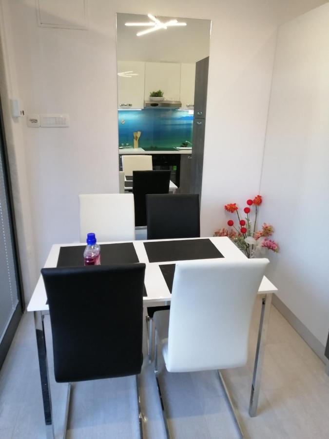 Apartment Rose By The Beach & Tennis Courts Сплит Екстериор снимка